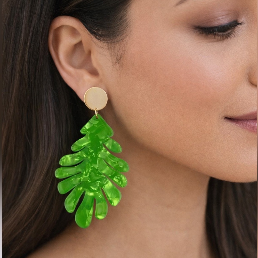 Oversized Kelly Green Acrylic Leaf Drop Earrings Gold Tone NWOT